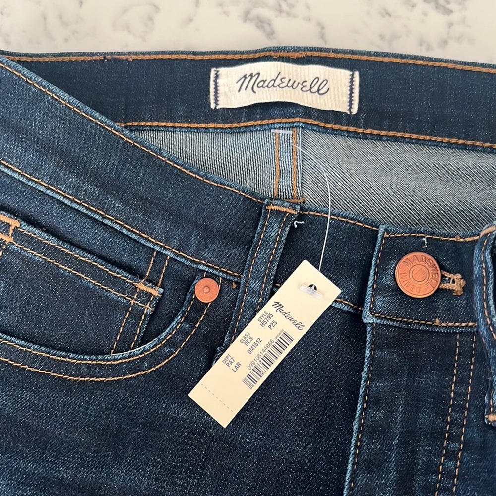 9inch high rise Petite 25 women’s Jeans in Larkspur wash.